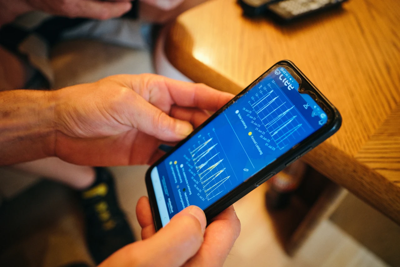 Referenzkunde SHK Kühn Clee | © KWB, Raphael Nast Hier sieht man ein Handy wo die Clee App geoeffnet ist