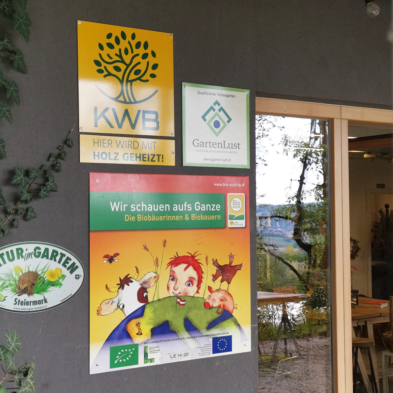 Referenzkunde vom hugel | © KWB Hier sieht man den Eingang vom Huegel Margit mit einer KWB Logo Tafel