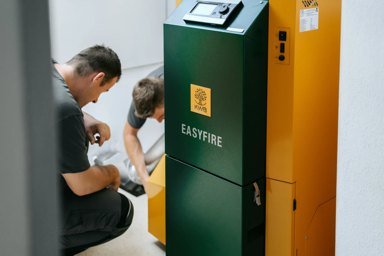 KWB Easyfire | © KWB, LupiSpuma Hier sieht man wie zwei KWB Mitarbeiter den KWB Easyfire Kessel zusammenbauen