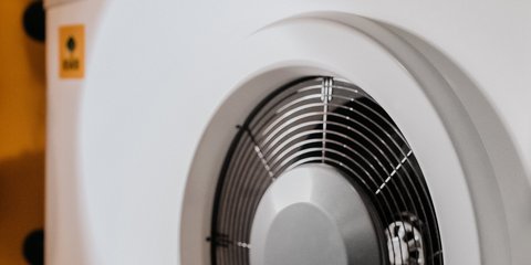 [Translate to Denmark:] KWB Wärmepumpen bereiten Warmwasser. Geringer Installationsaufwand und Hohe Effizienz.
