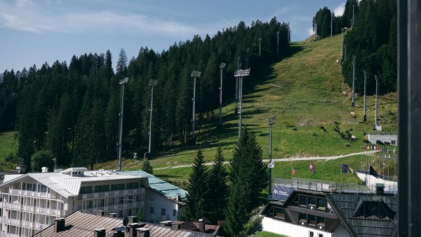  Einst verbrachten Kaiser Franz Joseph und seine Sissi ihren Urlaub hier. Heute ist der Ort vor allem wegen der „Canalone Miramonti“ Skisportbegeisterten ein Begriff.