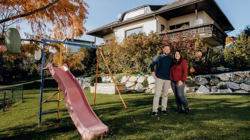 [Translate to Français:] Familie Hartmann mit einem neuen KWB Easyfire Pelletkessel.